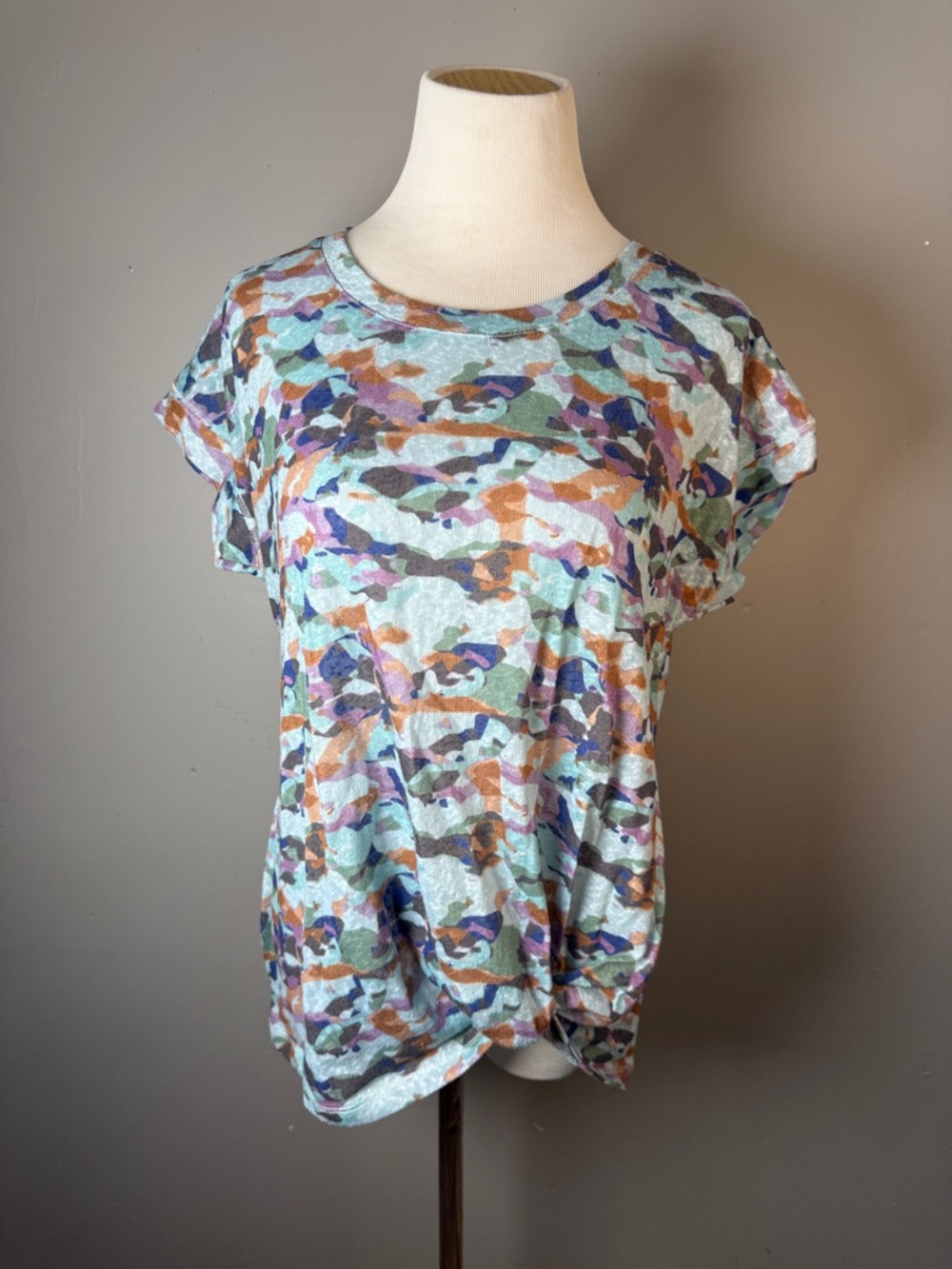 Women's Short Sleeve Twist Hem Tee in Multi Color